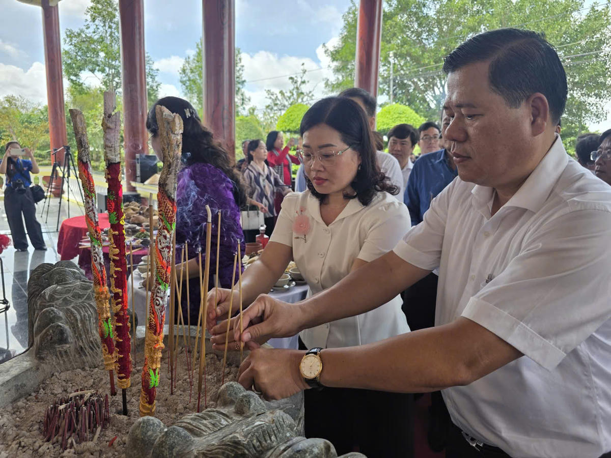 Thắp hương nhớ công ơn Bác Hồ. Ảnh: Nguyên Du
