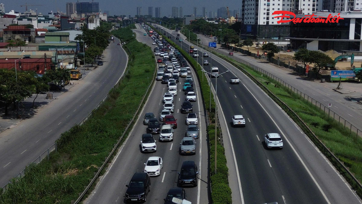 Cuối kỳ nghỉ lễ 2/9, dòng người ùn ùn trở lại Hà Nội, nhiều cửa ngõ ùn tắc