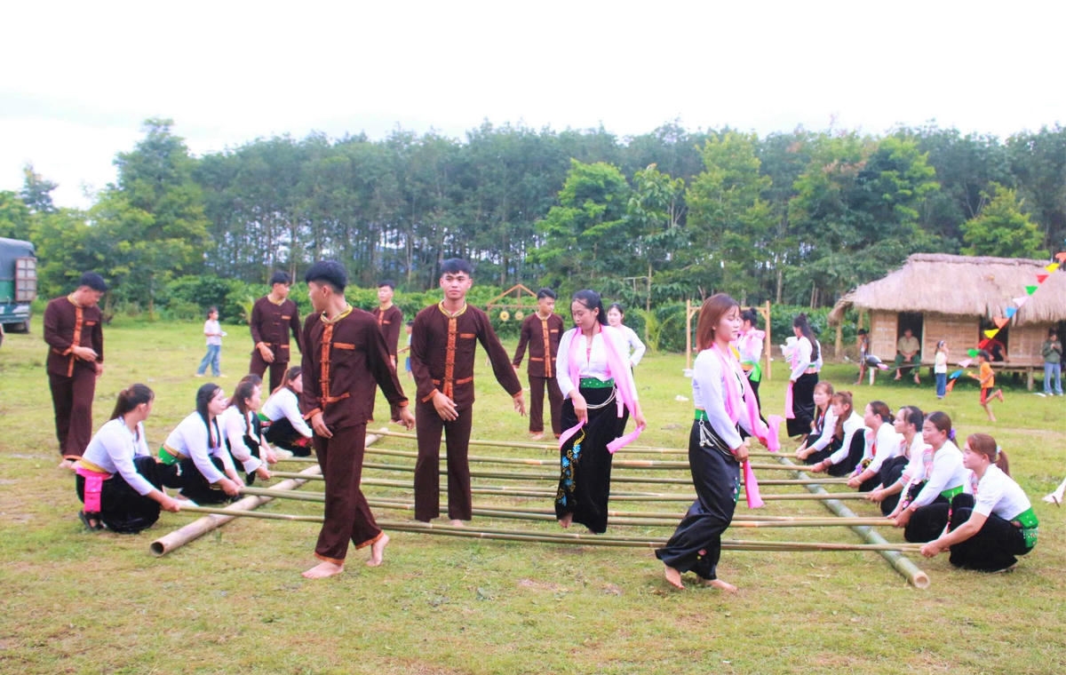 Tiết mục múa sạp của người Mường tại lễ hội Tết Độc lập. Ảnh: NC.