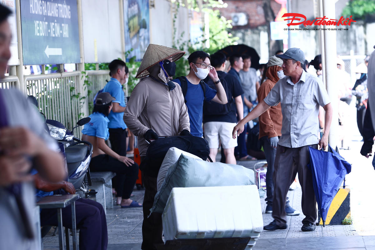 Ghi nhận tại các bến xe trên địa bàn Hà Nội chiều 2/9, lượng hành khách trở về Thủ đô đông hơn so với những ngày trước. Từng chuyến xe liên tục cập bến, hành khách nhanh chóng xuống xe, mang theo hành lý, túi đồ và những món quà quê được người thân chuẩn bị từ trước.