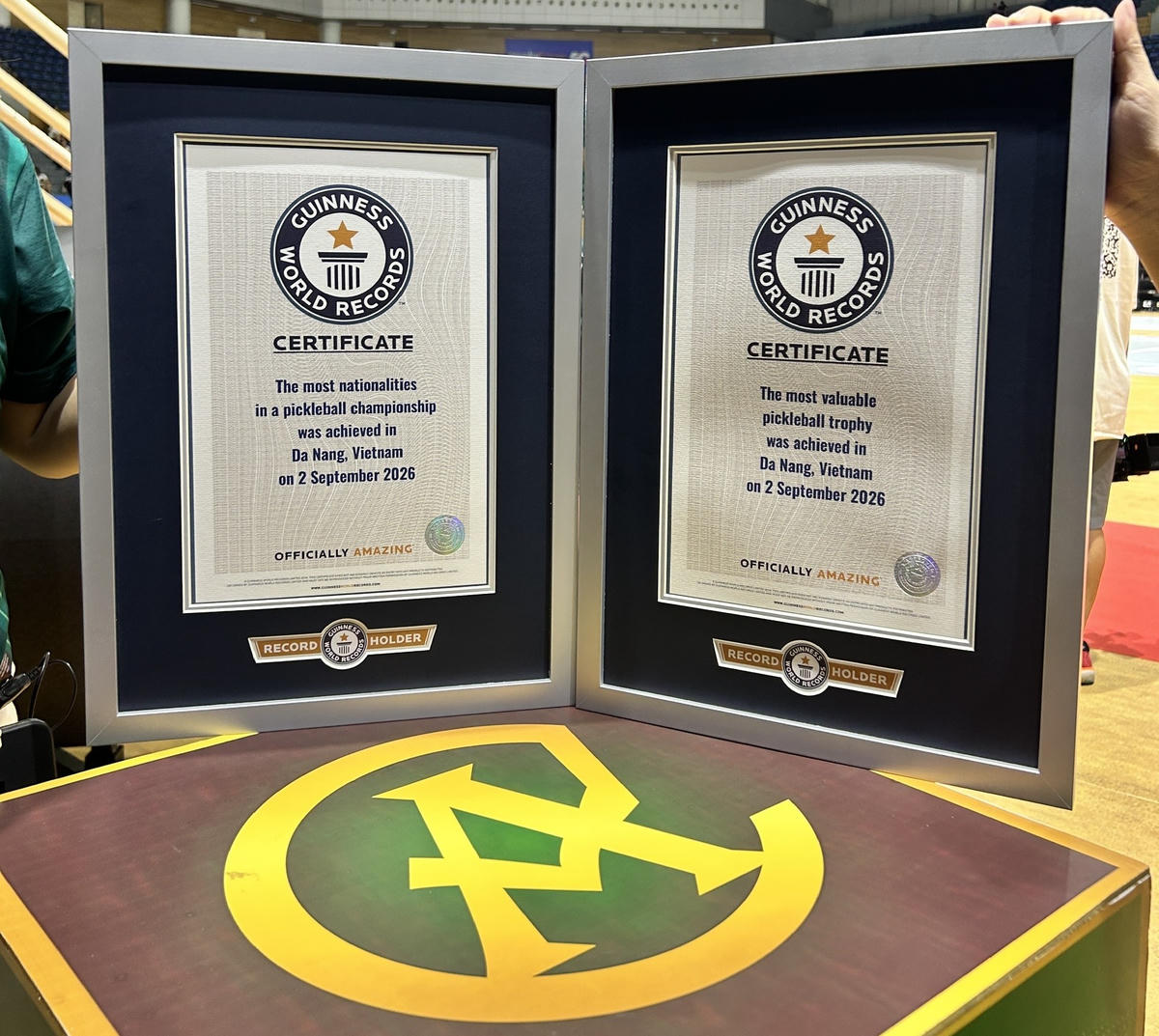 Guinness World Records công nhận 2 kỷ lục thế giới, gồm Giải đấu có vận động viên đại diện cho nhiều quốc gia và vùng lãnh thổ nhất, và Chiếc cúp có giá trị cao nhất. Ảnh: Nguyễn Tú.