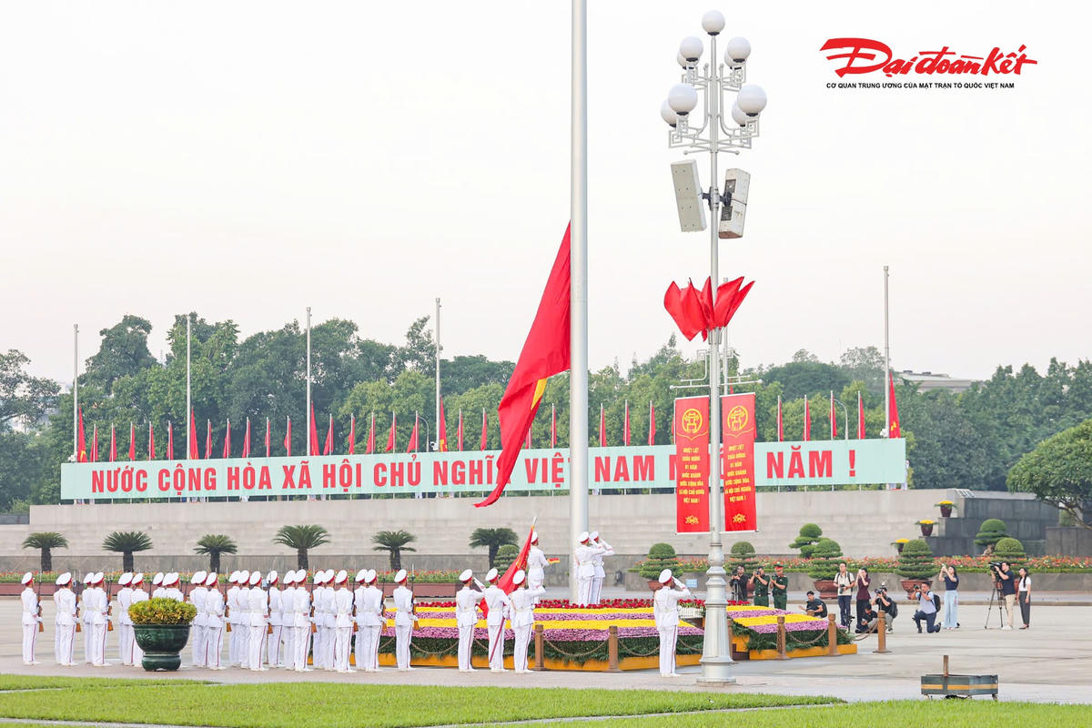 Từ ngày 19/5/2001, Lễ Thượng cờ tại Quảng trường Ba Đình, trước Lăng Chủ tịch Hồ Chí Minh, được thực hiện theo nghi thức của nghi lễ cấp Quốc gia.