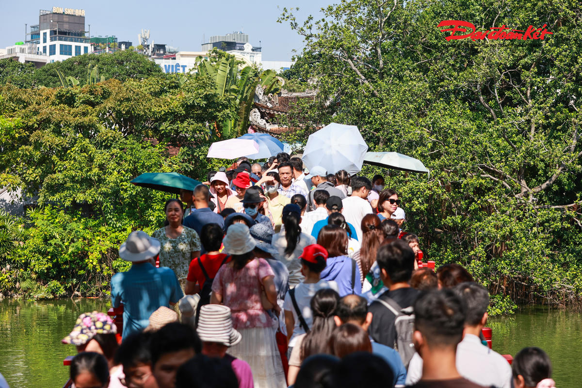 Không chỉ người dân Thủ đô, nhiều du khách từ các tỉnh, thành cũng lựa chọn Hà Nội là điểm đến trong kỳ nghỉ lễ. Ảnh: Quang Vinh.
