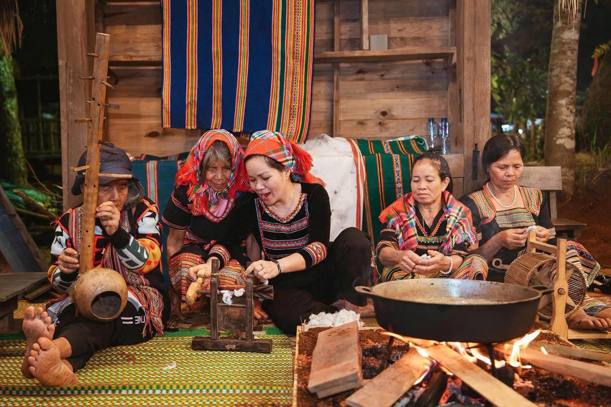 Người đồng bào Xê Đăng chế món ăn đặc sản địa phương. Ảnh: BT.