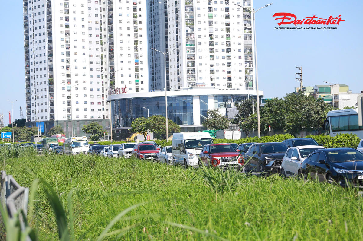 Cuối kỳ nghỉ lễ 2/9, dòng người ùn ùn trở lại Hà Nội, nhiều cửa ngõ ùn tắc