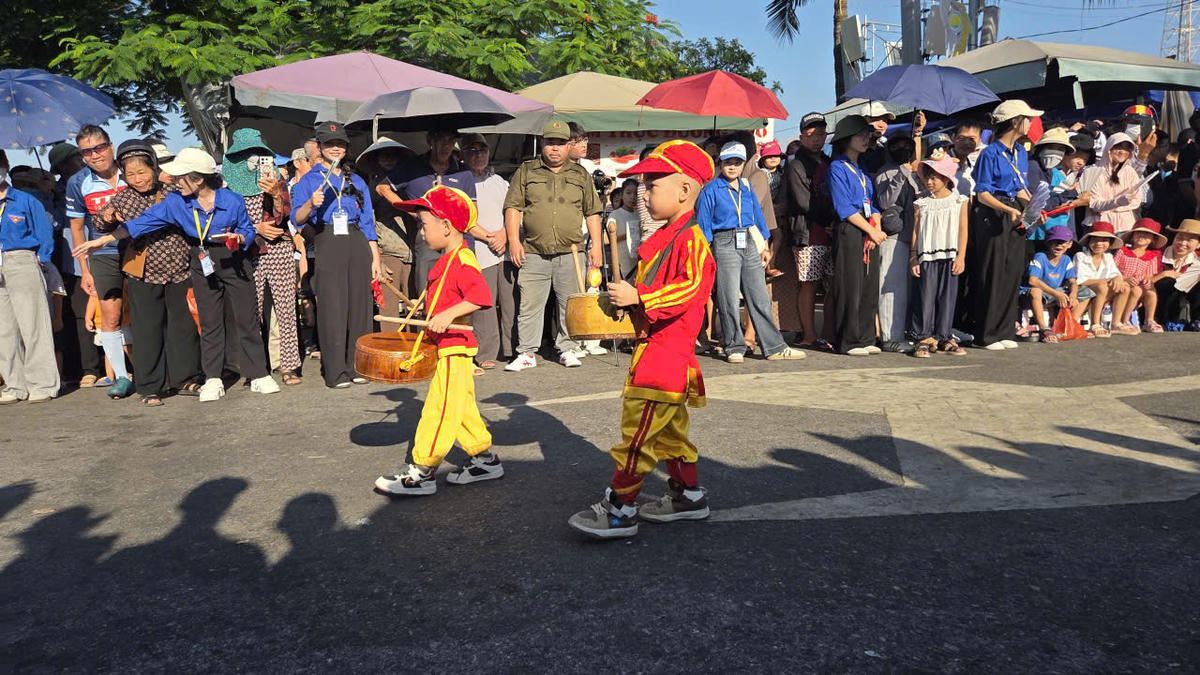 Hai em bé tham gia trình diễn đánh trống trong ngày hội thu hút sự chú ý của những người tham dự. Ảnh: Duy Hưng.