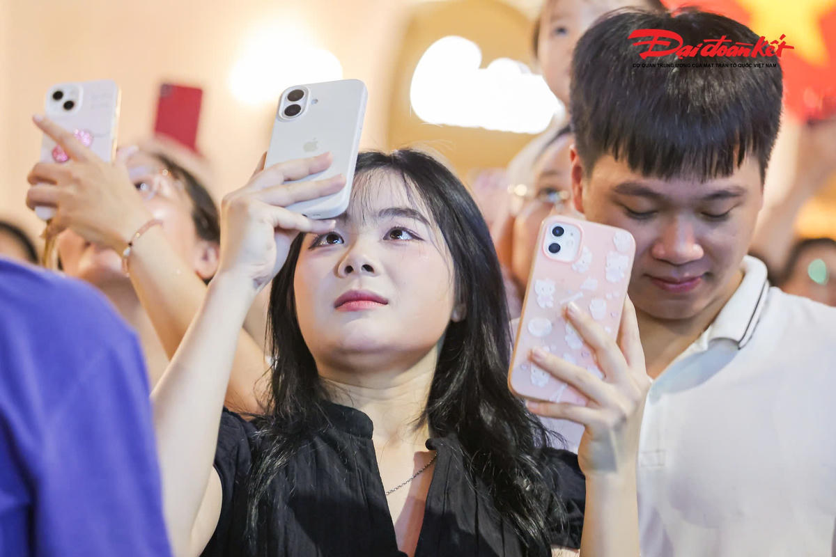 Mãn nhãn màn pháo hoa rực sáng Hồ Gươm trong đêm Quốc khánh 2/9