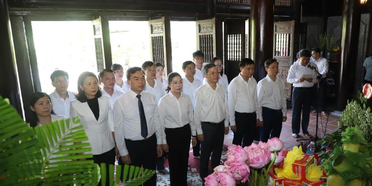 Đoàn đại biểu Tỉnh ủy, HĐND, UBND, Ủy ban MTTQ Việt Nam tỉnh Tuyên Quang dâng hương tưởng nhớ Chủ tịch Hồ Chí Minh. Ảnh: Tuyên Quang online.