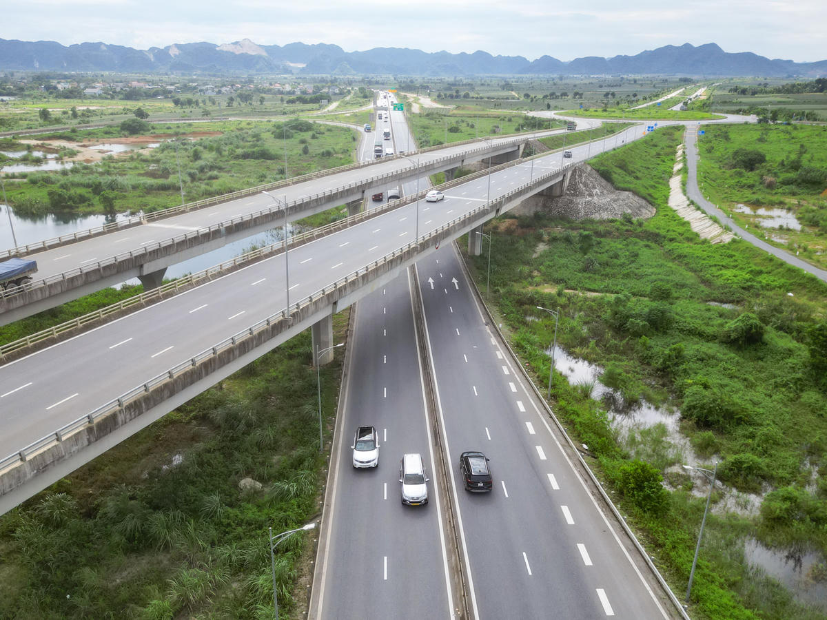 Tuyến đường này có chiều dài gần 23 km, gồm 4 vòng xuyến lớn. Ảnh: Đình Minh