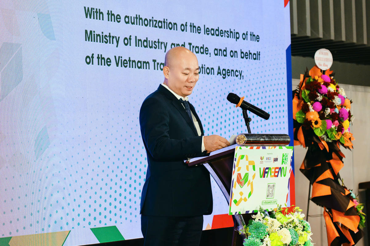 Ông Vũ Bá Phú - Cục trưởng Cục Xúc tiến thương mại phát biểu khai mạc VIFA ASEAN 2026. Ảnh: L.M