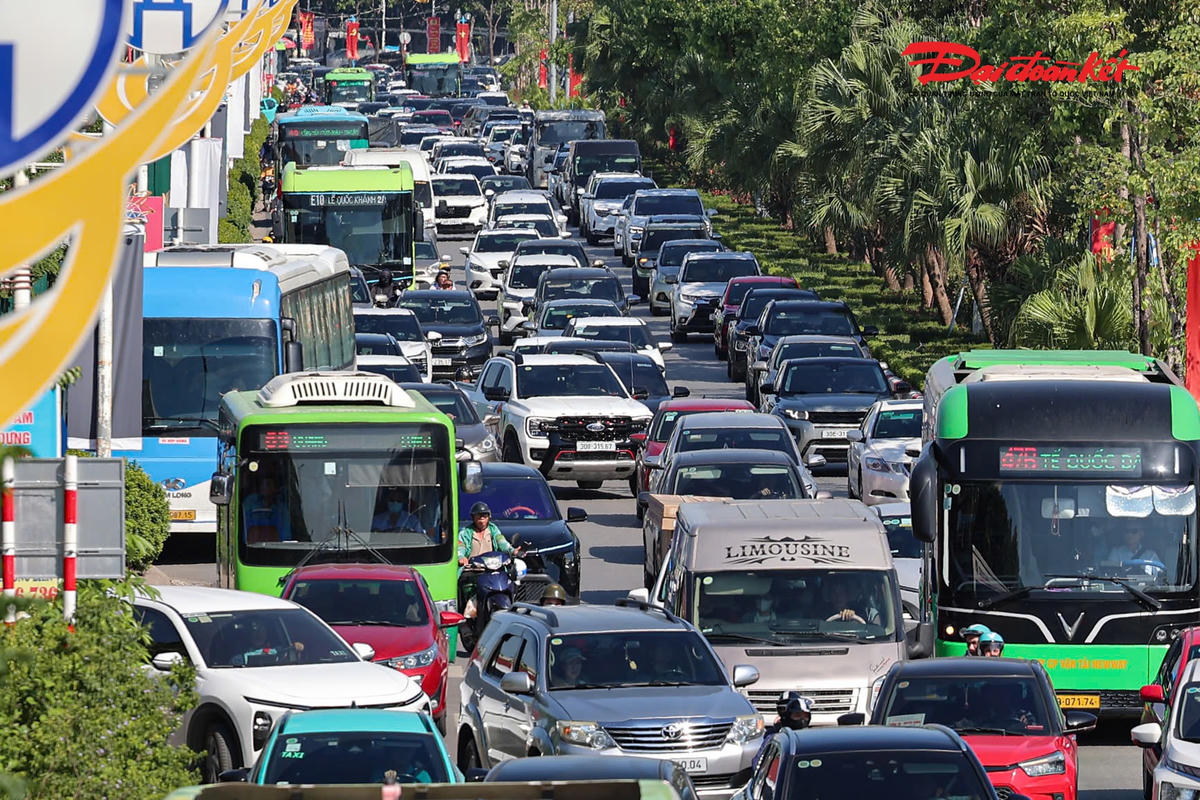 Cuối kỳ nghỉ lễ 2/9, dòng người ùn ùn trở lại Hà Nội, nhiều cửa ngõ ùn tắc