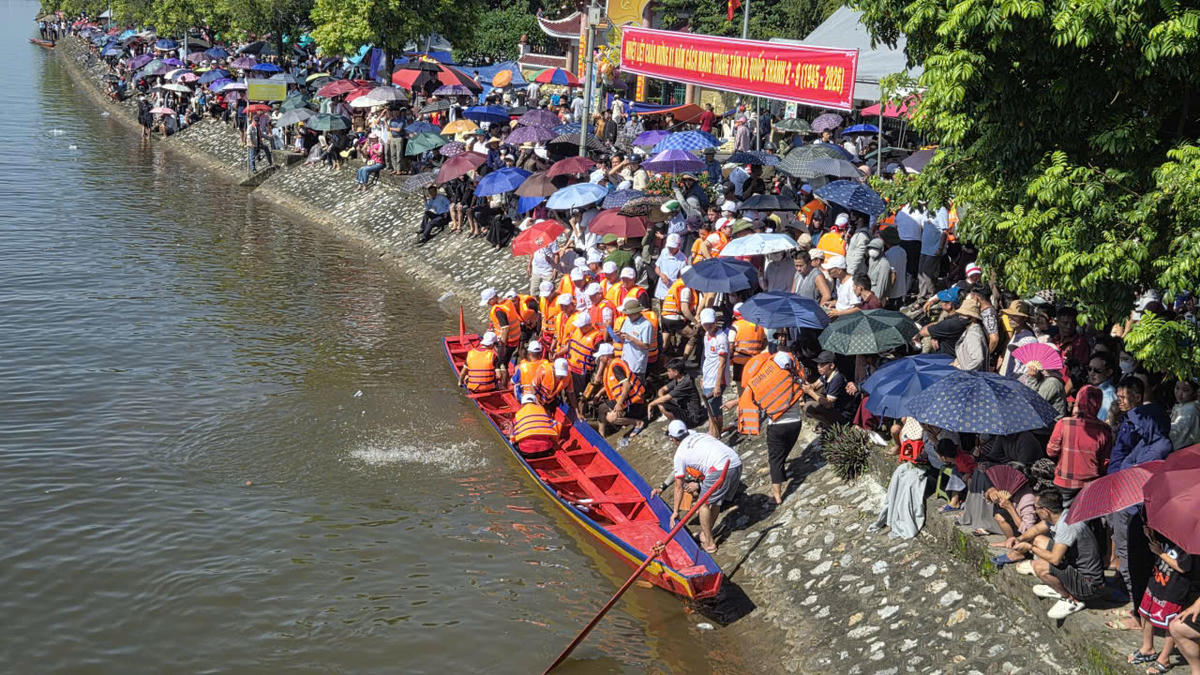 Ngày thường những người dân địa phương bận rộn việc mưu sinh. Dịp này, sau những ngày luyện tập họ trở thành những vận động viên bơi chải, quyết liệt đua tài trên dòng sông quê hương. Ảnh: Duy Hưng.
