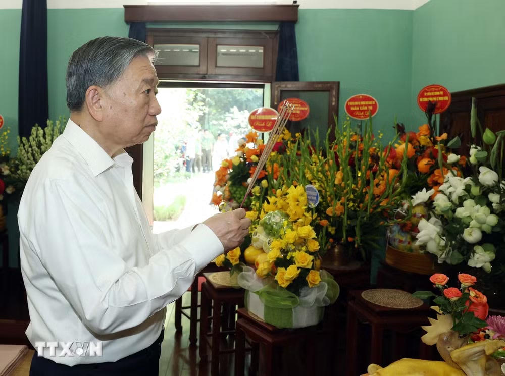 ttxvn-tong-bi-thu-chu-tich-nuoc-to-lam-dang-huong-tuong-nho-chu-tich-ho-chi-minh5.jpg