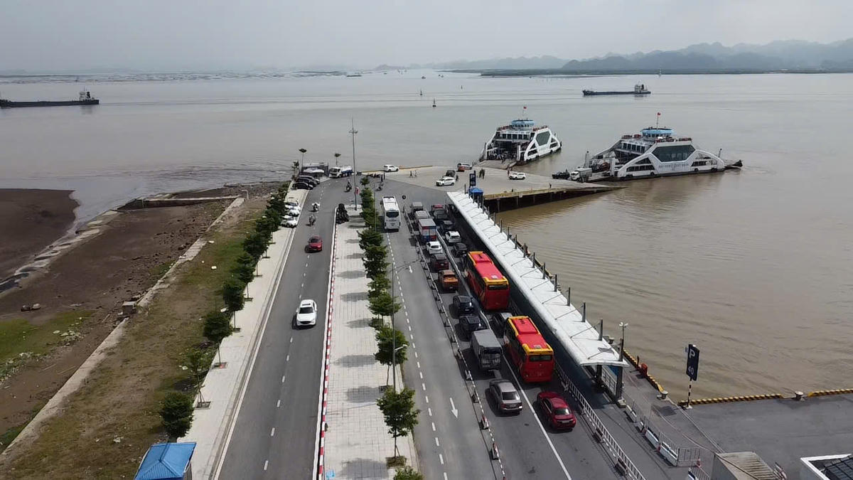 Bến phà Đồng Bài - Cái Viềng trong 5 ngày nghỉ lễ không xuất hiện cảnh ùn tắc kéo dài như một số kỳ nghỉ trước. Ảnh: PT.