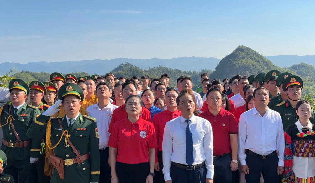 Đông đảo đại biểu, du khách và nhân dân dự lễ thượng cờ trong ngày 2/9 tại Cột cờ Quốc gia Lũng Cú.