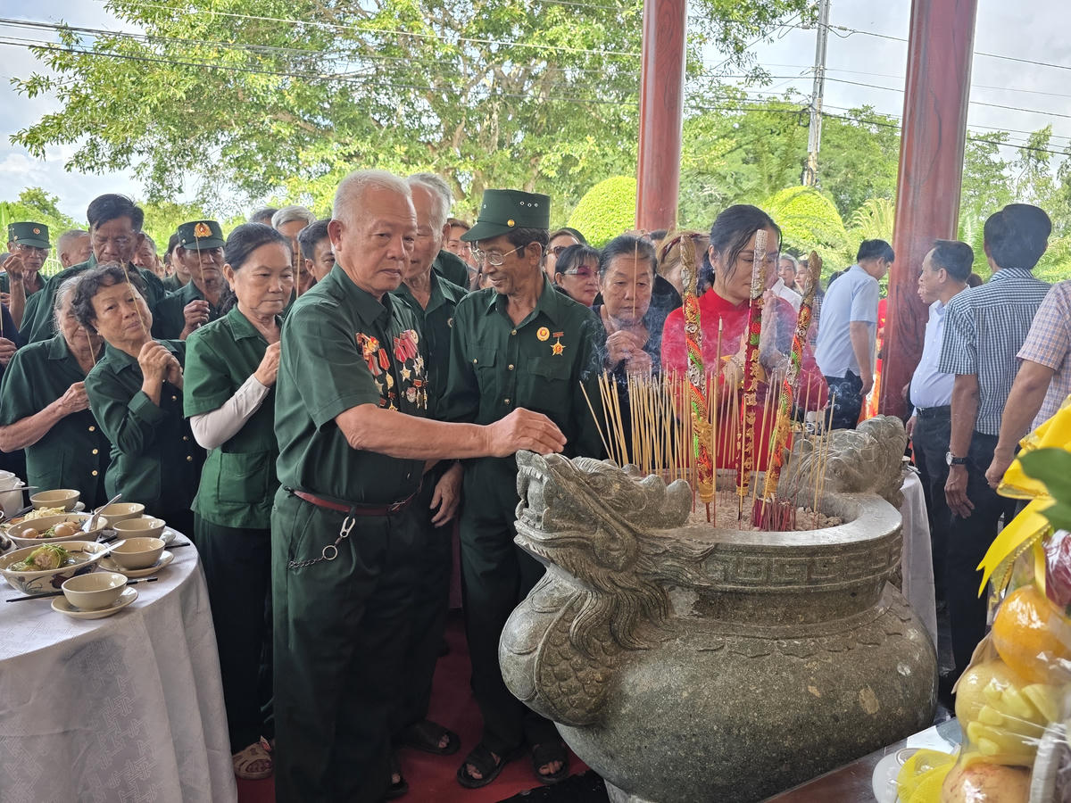 Ngày 2/9, nhiều cựu chiến binh về thắp hương thành kính dâng hương tưởng niệm Chủ tịch Hồ Chí Minh. Ảnh: Nguyên Du