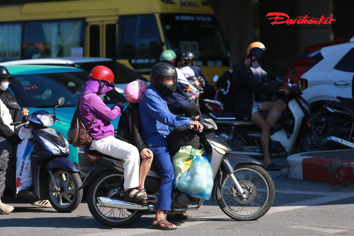 Sau 5 ngày nghỉ lễ, dòng người trở lại Thủ đô trong cùng thời điểm khiến nhiều tuyến đường nhanh chóng quá tải. Trong thời tiết nắng nóng, việc phải di chuyển chậm trên những đoạn đường đông đúc khiến không ít người mệt mỏi.