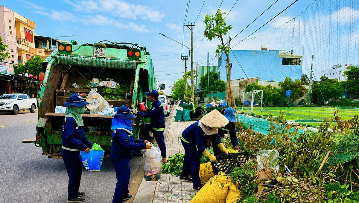 Công nhân vệ sinh thu gom rác thải đưa lên xe vận chuyển tiêu hủy. Ảnh: Chí Đại.