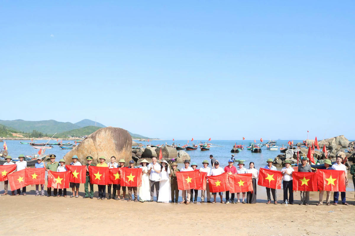 Bãi đậu thuyền thôn Nguyễn Huệ (xã Kỳ Xuân) được điểm tô bởi sắc đỏ cờ Tổ quốc trên hàng trăm tàu, thuyền đánh cá của ngư dân làng biển trong những ngày Quốc khánh 2/9. Dịp này, lãnh đạo UBND xã Kỳ Xuân đã trao tặng hàng trăm lá cờ cho bà con ngư dân. Ngư dân Nguyễn Văn Hùng (Kỳ Xuân) cho biết, treo cờ Tổ quốc trên tàu cá vào dịp Quốc khánh đã trở thành việc làm quen thuộc của gia đình ông và nhiều ngư dân trong vùng. “Với ngư dân, con thuyền là ngôi nhà thứ hai. Vì vậy, treo cờ Tổ quốc trên tàu mang một ý nghĩa rất đặc biệt. Đó là niềm tự hào, tình yêu biển, yêu nghề, yêu quê hương và đất nước”, ông Hùng chia sẻ.