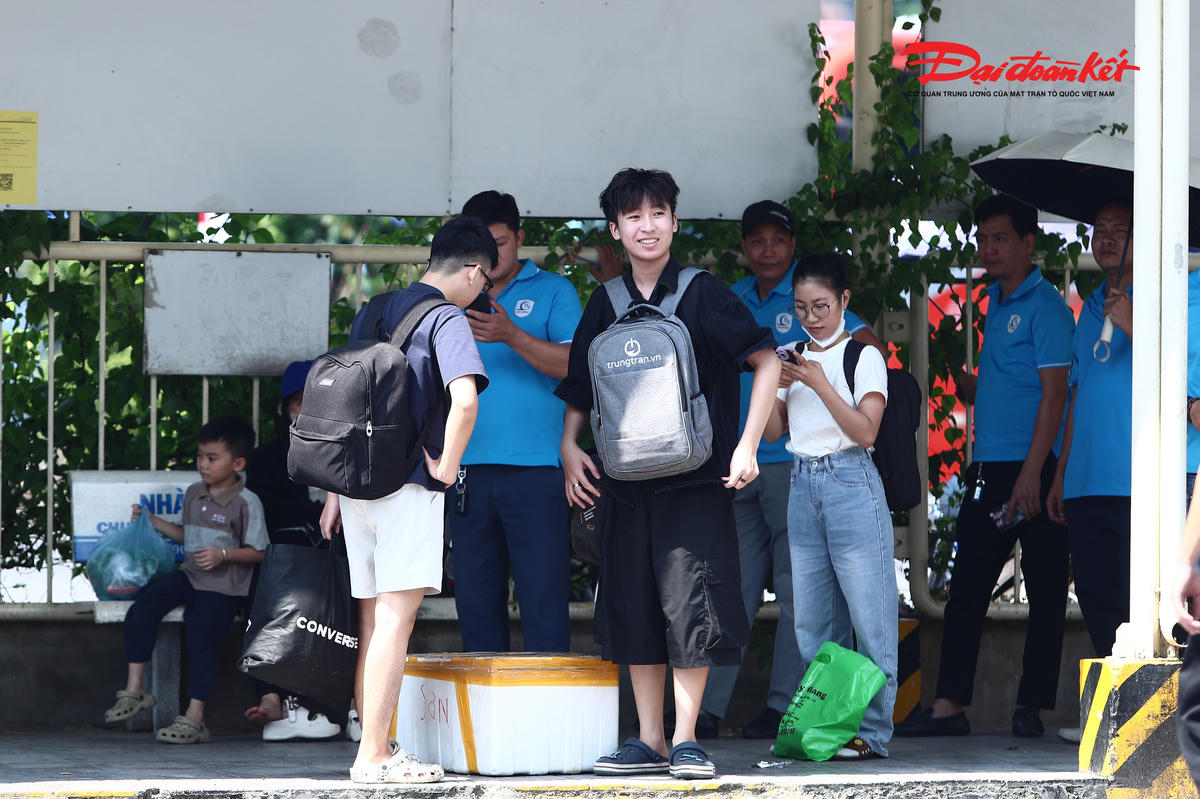 Anh Trần Văn Minh, 28 tuổi, quê Hưng Yên cho hay: "Mấy ngày nghỉ tôi về quê thăm gia đình nên hôm nay quay lại Hà Nội. Tôi chọn đi chuyến đầu giờ chiều, lên sớm một chút cho chủ động, vừa tránh cảnh đông đúc vừa có thời gian chuẩn bị cho ngày mai đi làm".