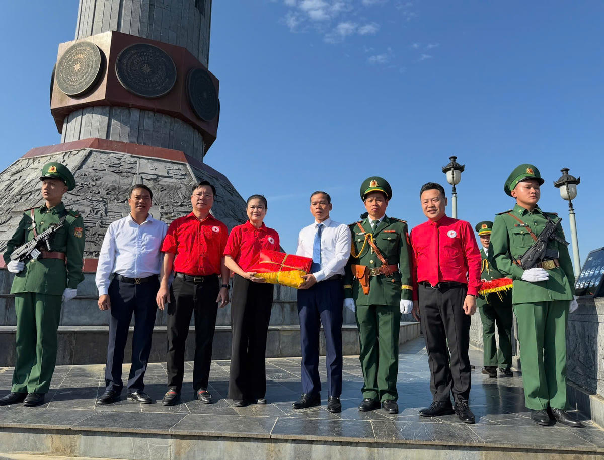 Đại diện xã Lũng Cú và Đồn Biên phòng Lũng Cú cũng trao tặng lá cờ Tổ quốc cho Hội Chữ thập đỏ Việt Nam.