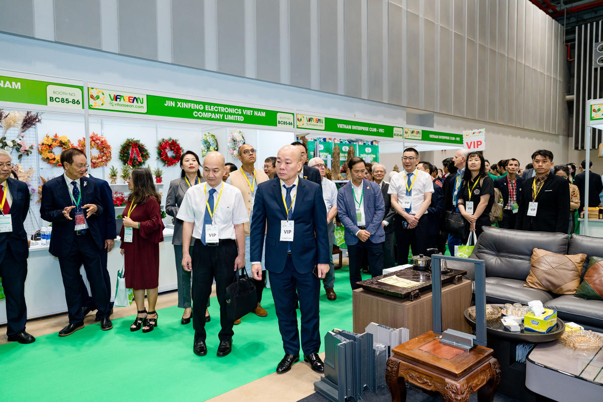 Đại diện Bộ Công thương cùng các đơn vị tham quan gian hàng tại VIFA ASEAN 2026. Ảnh: L.M