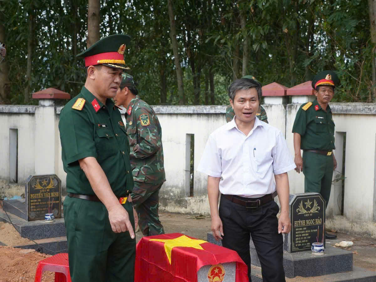 Đại tá Võ Tấn Tài, Chính ủy Bộ CHQS tỉnh Gia Lai kiểm tra công tác lấy mẫu sinh phẩm hài cốt liệt sĩ tại nghĩa trang địa phương. Ảnh: QS.