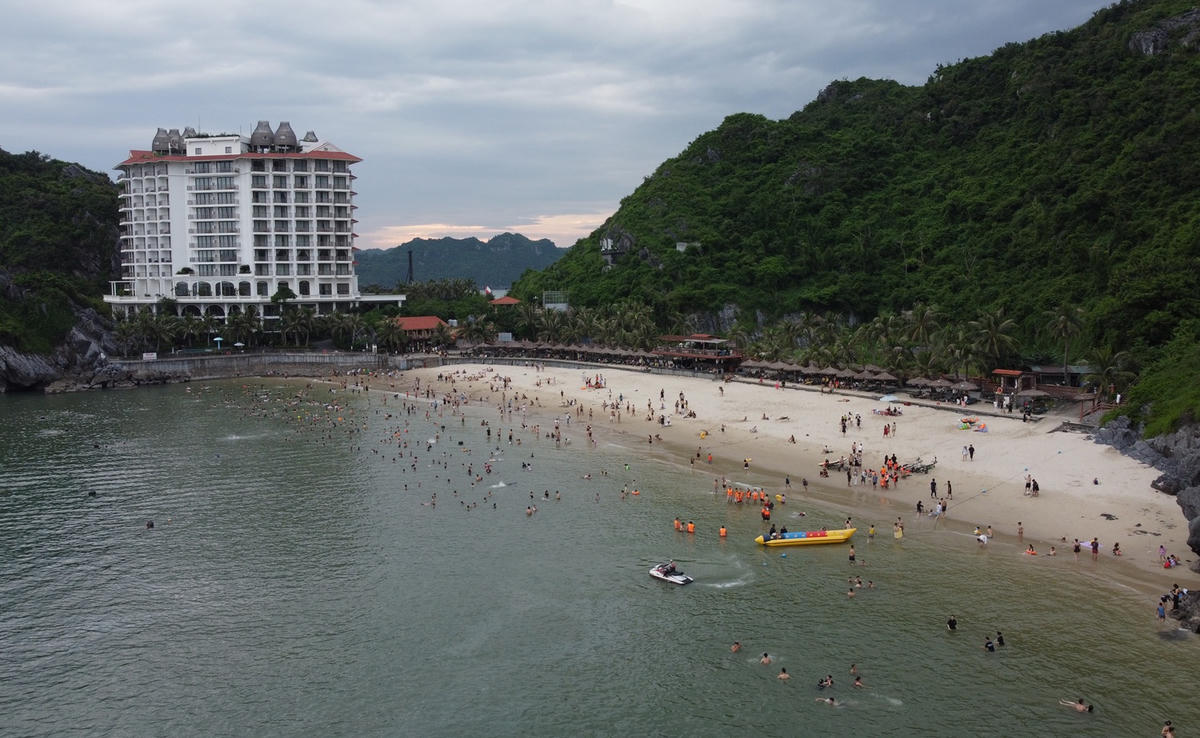 Lượng khách tại bãi tắm Cát Cò 3, đảo Cát Bà trong kỳ nghỉ lễ 2/9 chỉ tương đương ngày thường trong mùa du lịch hè. Ảnh: PT.