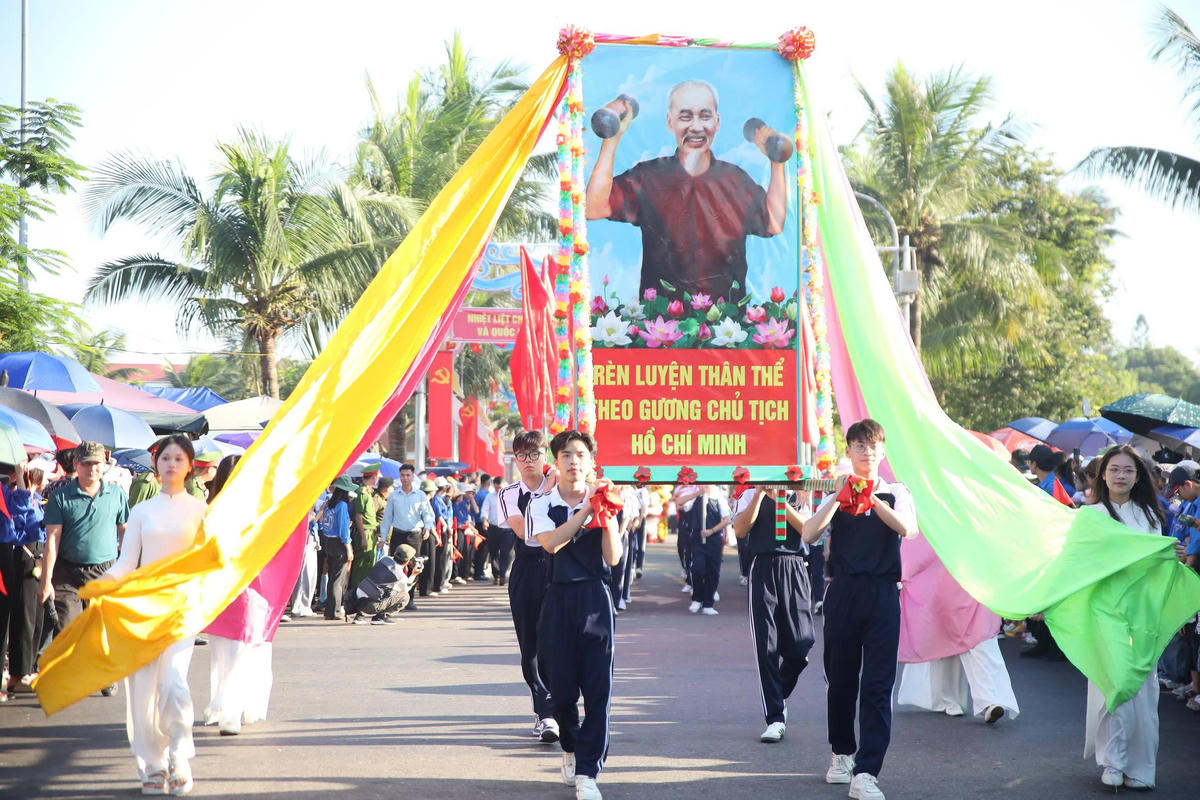 Rước ảnh Bác Hồ trong ngày hội. Ảnh: Duy Hưng.