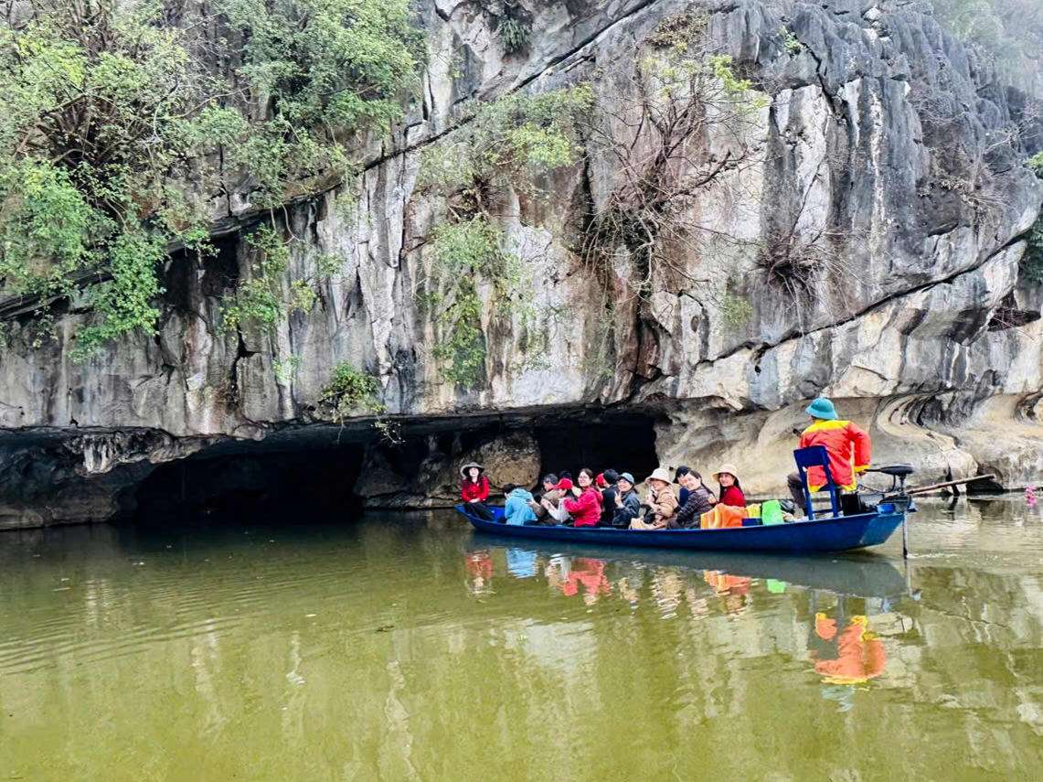 Độn Tiên Sơn cũng là điểm nhấn trong hành trình. Hang động rộng, có những đoạn uốn khúc, bên trong là các khối thạch nhũ với nhiều hình dáng tự nhiên. Ảnh: Đình Minh
