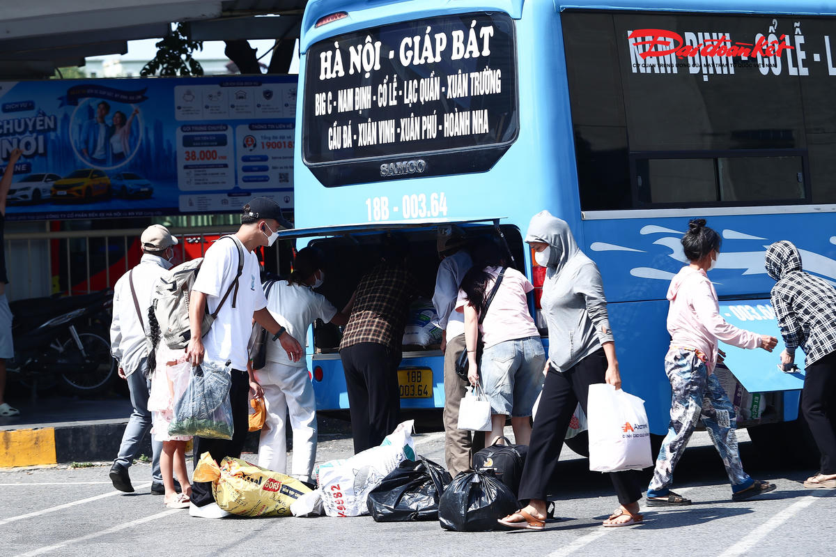 Từng chuyến xe chở đông hành khách lần lượt cập bến, mang theo dòng người trở lại Hà Nội sau kỳ nghỉ lễ.