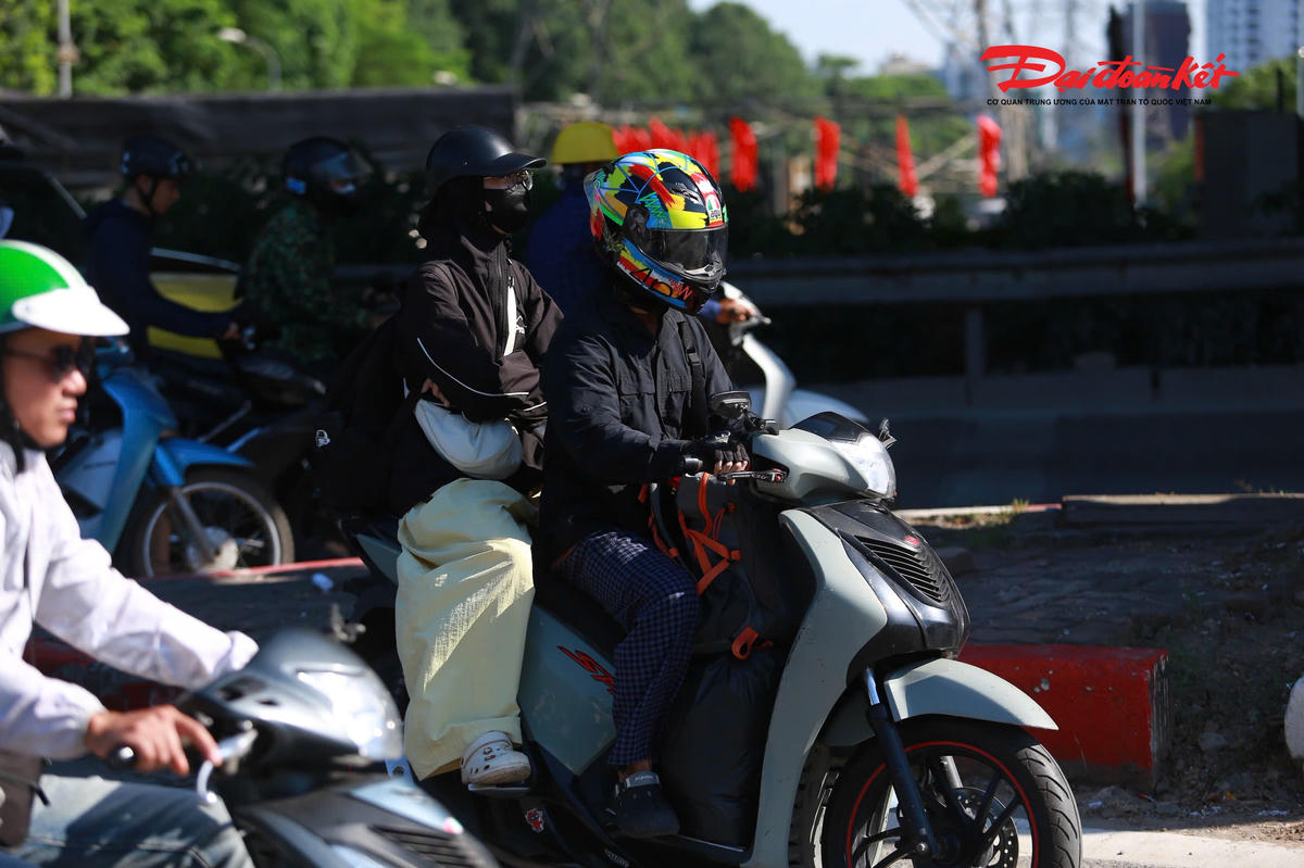 Cuối kỳ nghỉ lễ 2/9, dòng người ùn ùn trở lại Hà Nội, nhiều cửa ngõ ùn tắc