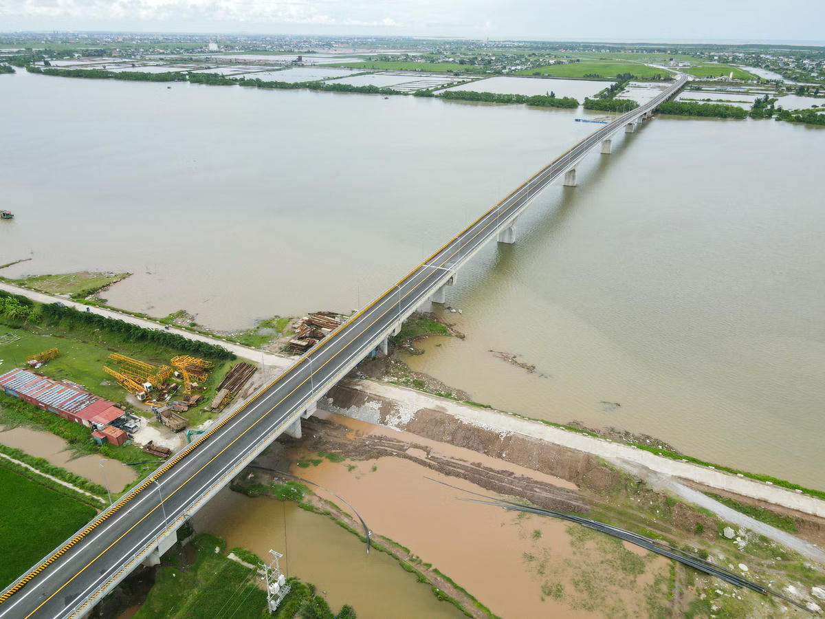 Cầu vượt sông Hồng là điểm đầu của dự án đường bộ ven biển Ninh Bình, nối Ninh Bình với Hưng Yên. Ảnh: Đình Minh