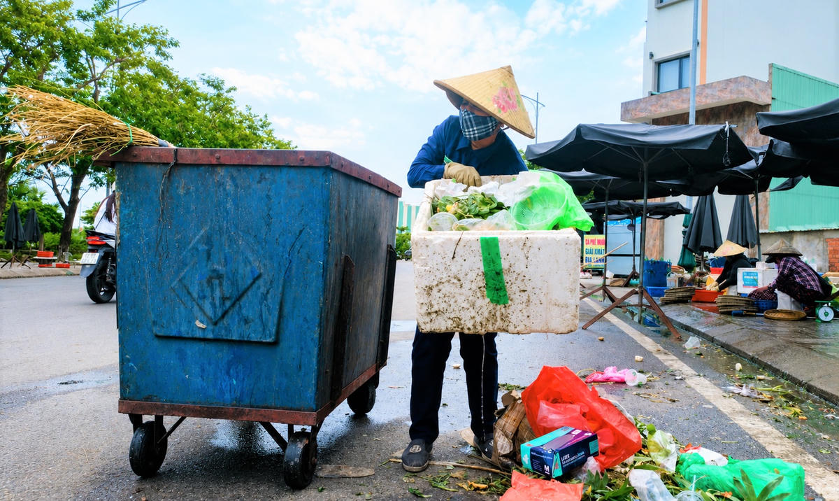 Rác thải được công nhân vệ sinh môi trường, thuộc Công ty CP Môi trường Đô thị Quảng Nam thu gom sạch sẽ. Ảnh: Nguyễn Tín.