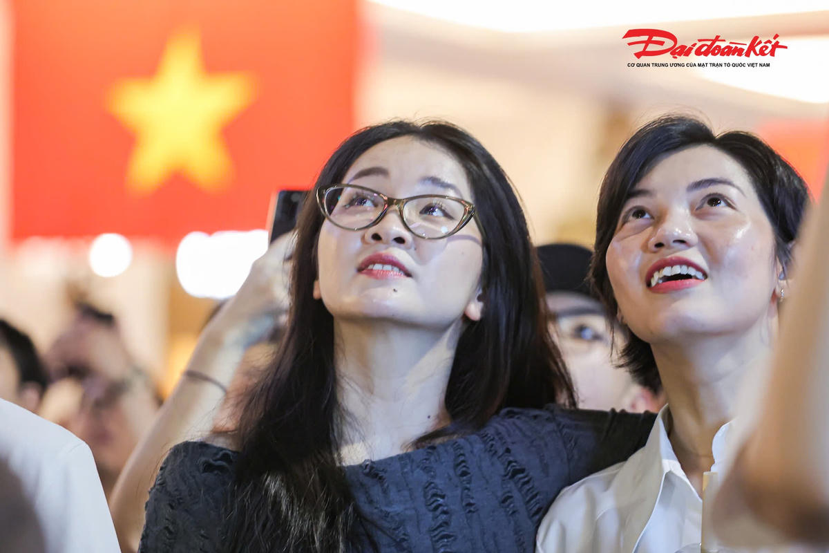 Mãn nhãn màn pháo hoa rực sáng Hồ Gươm trong đêm Quốc khánh 2/9