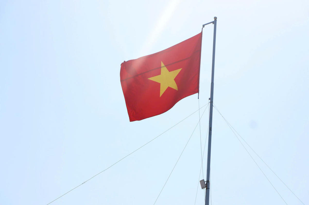 Sắc đỏ của cờ Tổ quốc trên những con tàu không chỉ làm đẹp thêm các khu neo đậu, điểm tô sắc thắm cho những làng biển mà còn mang theo tình cảm, niềm tự hào của ngư dân đối với quê hương, đất nước; góp thêm một hình ảnh đẹp, bình dị và ý nghĩa vào không khí mừng Quốc khánh 2/9.