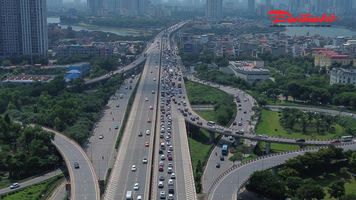 Tuyến đường Vành đai 3, phương tiện tăng đột biến, dòng xe nối dài, di chuyển chậm. Càng về cuối buổi chiều, mật độ phương tiện càng cao, khiến giao thông qua khu vực càng khó khăn.
