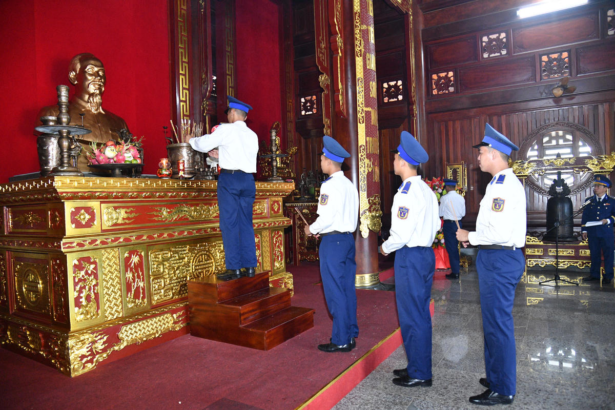Bộ Tư lệnh Vùng Cảnh sát biển 4 dâng hương Chủ tịch Hồ Chí Minh