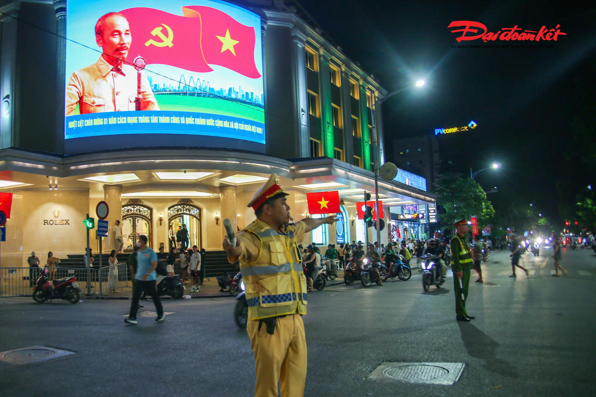 CSGT có mặt tại các tuyến đường trọng điểm, sẵn sàng xử lý tình huống phát sinh khi người dân tập trung xem pháo hoa.