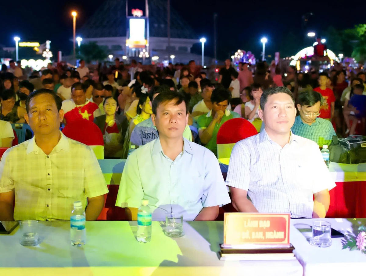 Các đại biểu tham dự chương trình nghệ thuật.