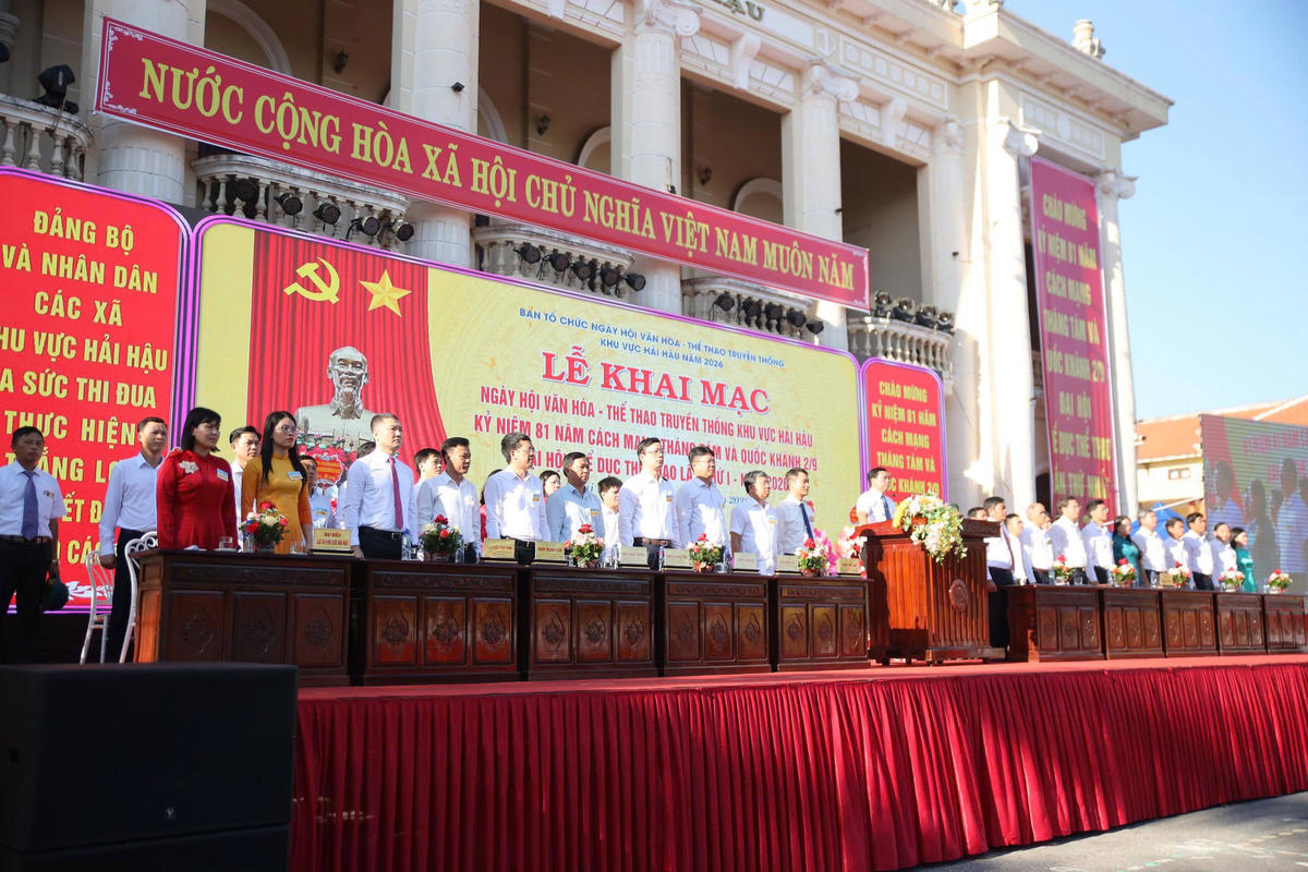 Ông Nguyễn Văn Ban, Phó Chủ tịch UBND xã Hải Hậu cho biết, Ngày hội Văn hoá - Thể thao được duy trì tổ chức hàng năm vào dịp kỷ niệm Cách mạng tháng Tám và Quốc khánh 2/9. Đây là hoạt động ngày lễ lớn của dân tộc, duy trì nét đẹp văn hóa đã hình thành ở địa phương trong nhiều năm qua. Trong ảnh: Các đại biểu tham dự lễ khai mạc Ngày hội Văn hoá - Thể thao các xã khu vực Hải Hậu tổ chức sáng ngày 2/9, tại Nhà văn hóa trung tâm xã Hải Hậu, tỉnh Ninh Bình. Ảnh: Duy Hưng. 