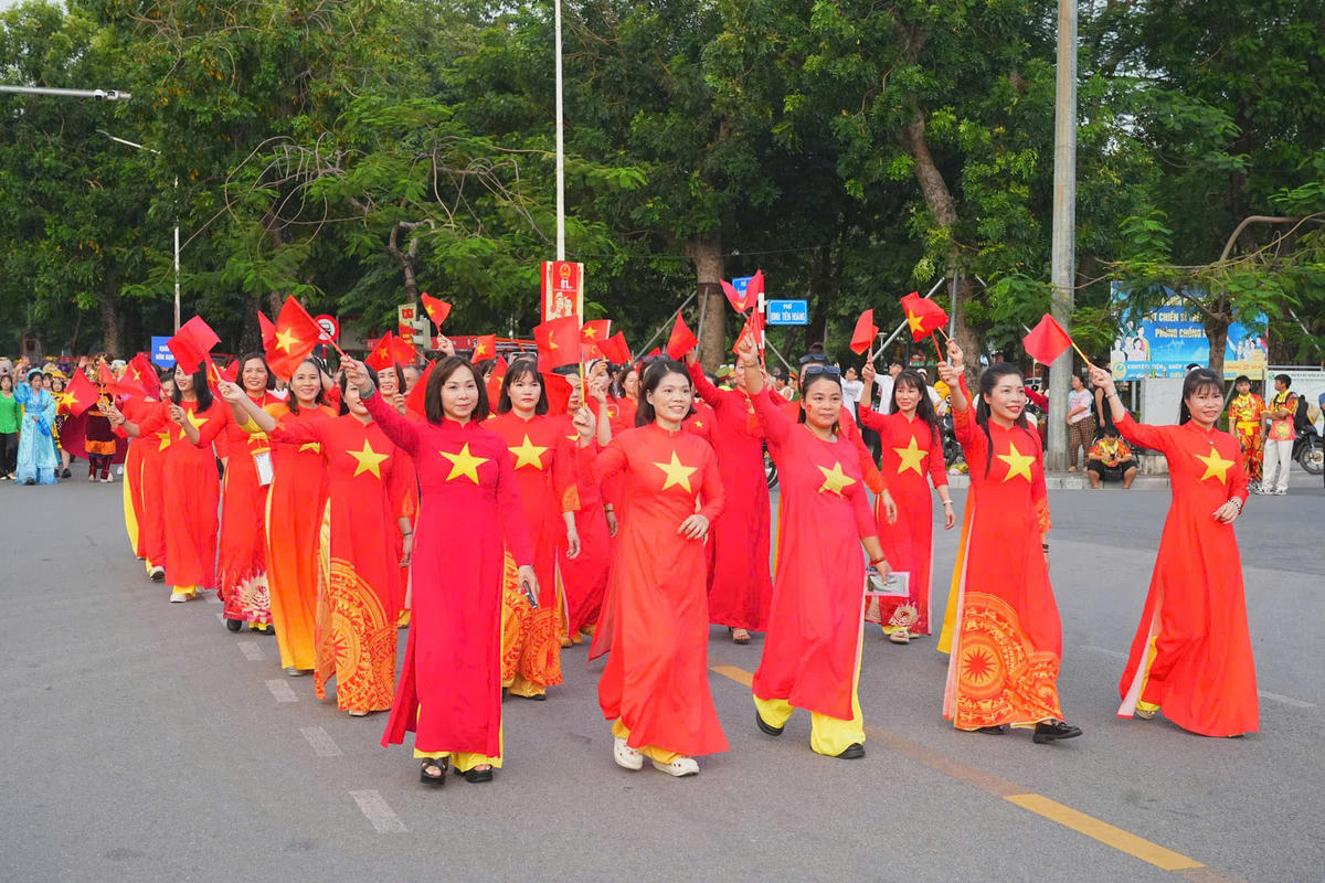 Chương trình diễu hành tại Quảng trường Nhà hát thành phố và Dải vườn hoa trung tâm trước lễ khai mạc phố đi bộ ẩm thực đêm Hải Phòng. Ảnh: ĐT.