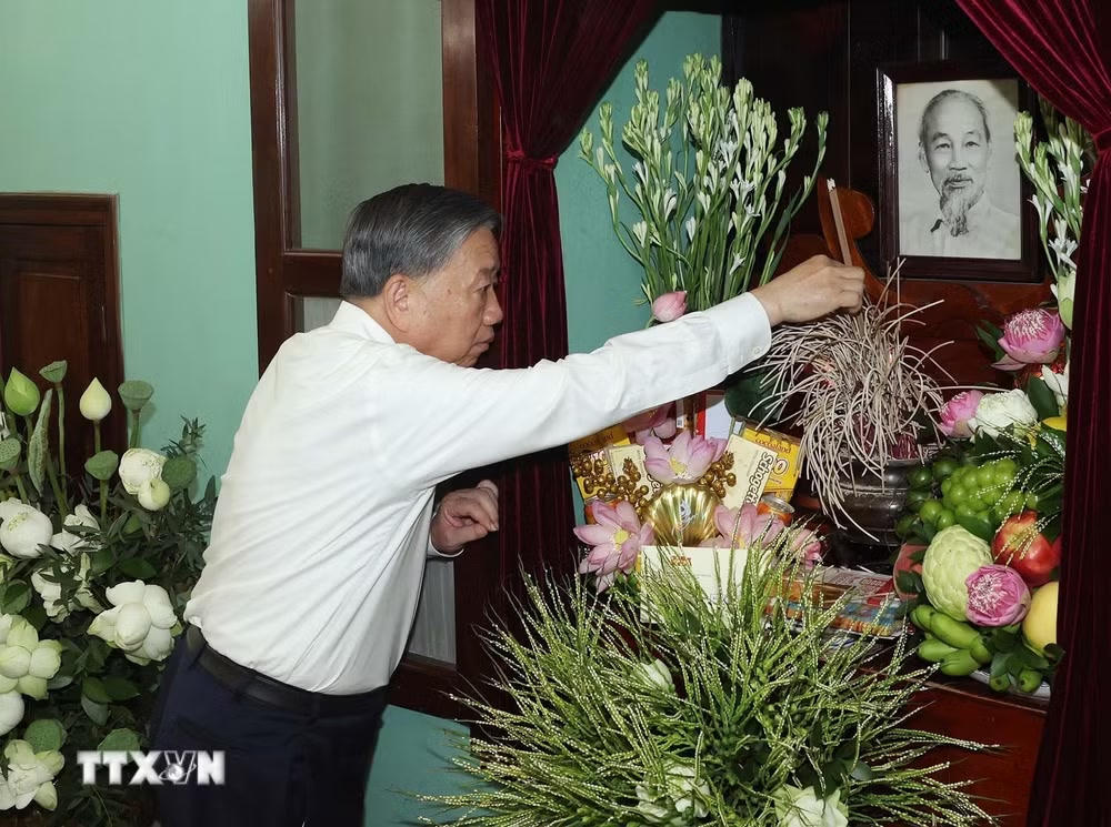 ttxvn-tong-bi-thu-chu-tich-nuoc-to-lam-dang-huong-tuong-nho-chu-tich-ho-chi-minh4.jpg