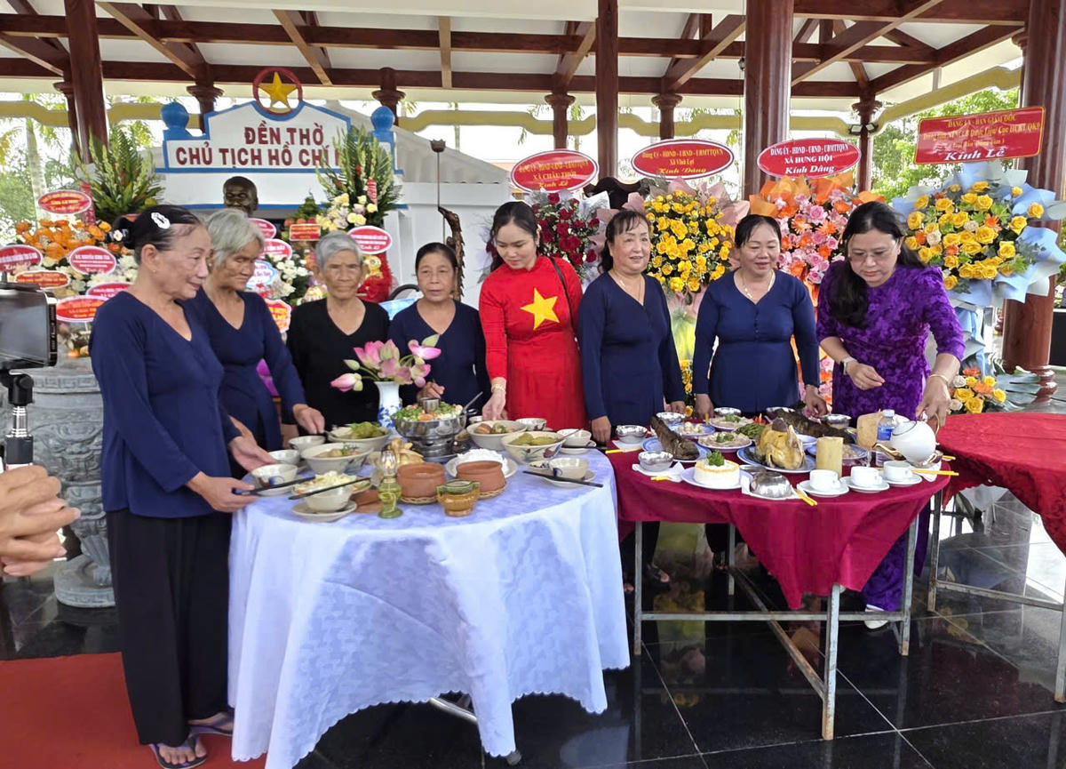 Các hội, đoàn thể, người dân thể hiện tấm lòng thành kính qua những mâm cơm giản dị dâng lên Người. Ảnh: Nguyên Du