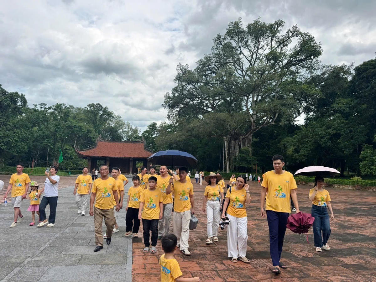 Khu di tích Quốc gia đặc biệt Lam kinh thu hút đông đảo du khách đến thăm quan, dâng hương trong kỳ nghỉ lễ.