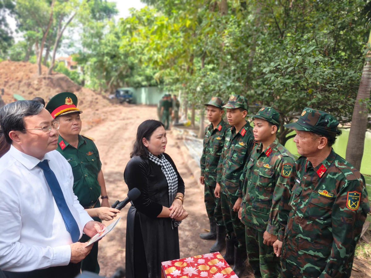 Đoàn công tác tỉnh Tây Ninh đến thăm, động viên các cán bộ, chiến sĩ thực hiện nhiệm vụ tại Công viên Lê Thị Riêng trước dịp lễ Quốc khánh. Ảnh: BTL.