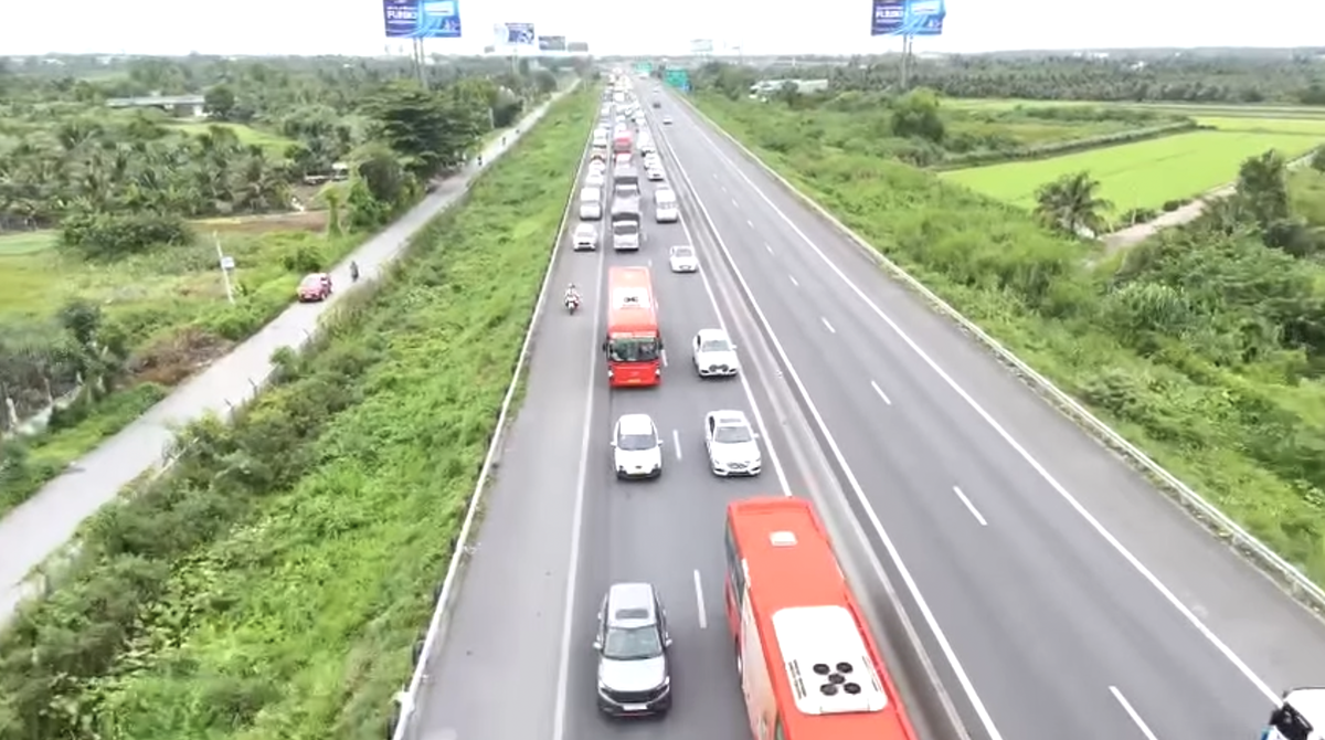 Lực lượng CSGT sử dụng xe đặc dụng hướng dẫn phương tiện di chuyển trên làn khẩn cấp. Ảnh: CSGT.