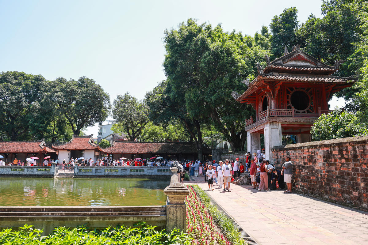 Du khách tham quan Văn Miếu – Quốc Tử Giám, tìm hiểu những giá trị lịch sử, văn hóa của di tích giữa không khí rộn ràng của ngày Quốc khánh. Ảnh: Quang Vinh.