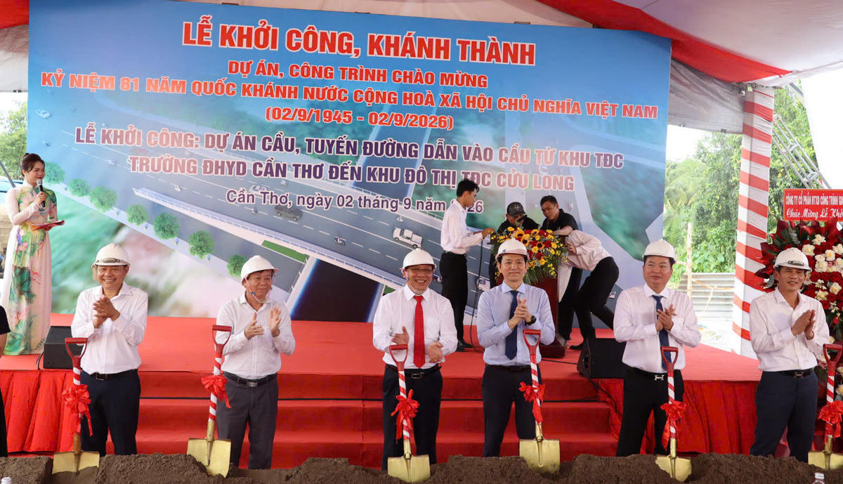 Lãnh đạo TP Cần Thơ, các sở, ban, ngành và phường Tân An, Long Tuyền thực hiện nghi thức khởi công Dự án cầu, tuyến đường dẫn vào cầu từ khu tái định cư Trường Đại học Y dược Cần Thơ đến khu tái định cư Cửu Long. Ảnh HT