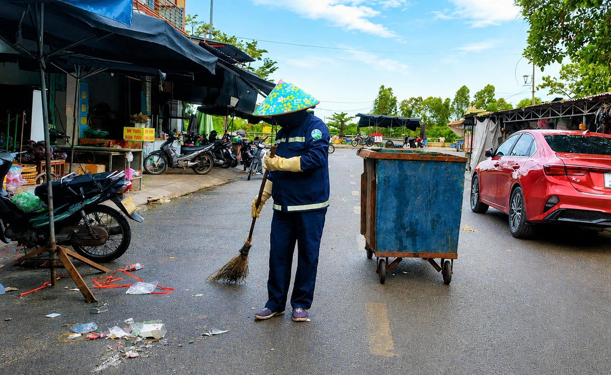 Chị Trần Thị Nhi quét rác tại khu vực chợ Tam Kỳ. Ảnh: Nguyễn Tín.